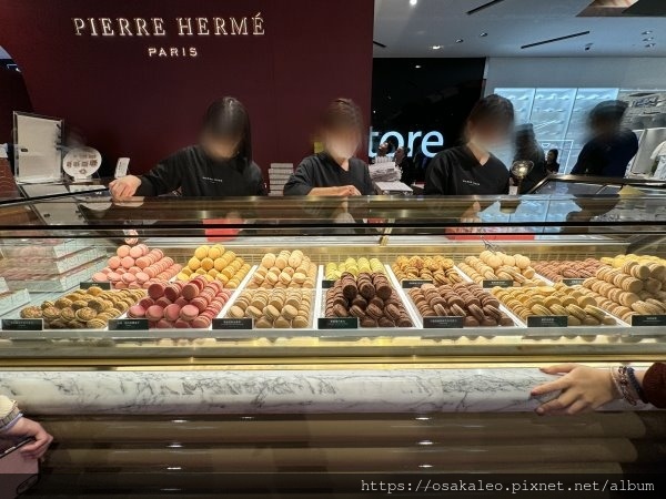 【食記】PIERRE HERMÉ 馬卡龍 快閃店 (信義三越