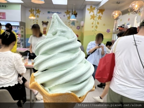【食記】全家 香菜霜淇淋 【食記】全家 香菜霜淇淋
