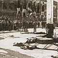 墨索里尼和他的情婦的屍體在廣場示眾