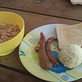 早餐  麥片+薯泥沙拉+香腸+吐司