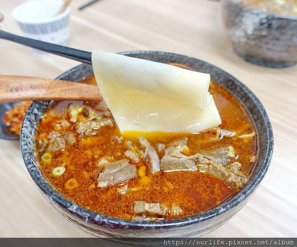 SOGO.比皮帶還寬的滑不溜丟牛肉皮帶麵@麵家二眷牛肉麵