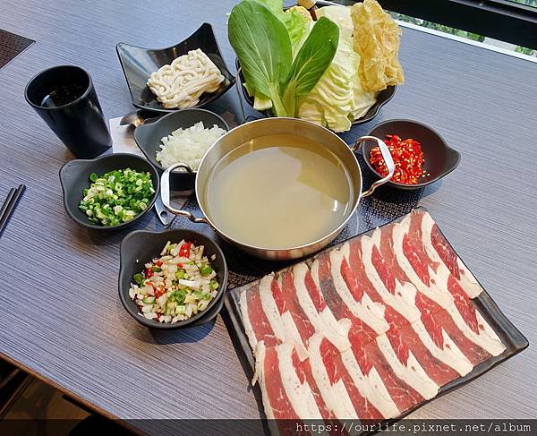 台中南區.湯頭清甜的培根牛肉火鍋@開火鍋物