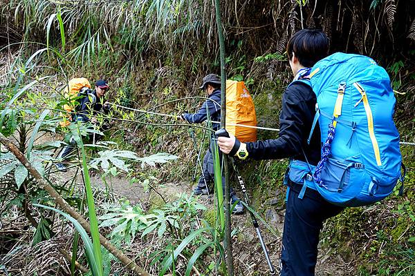 024部份山道狹窄，加上剛下完雨很是濕滑，因此更是險象環生.JPG