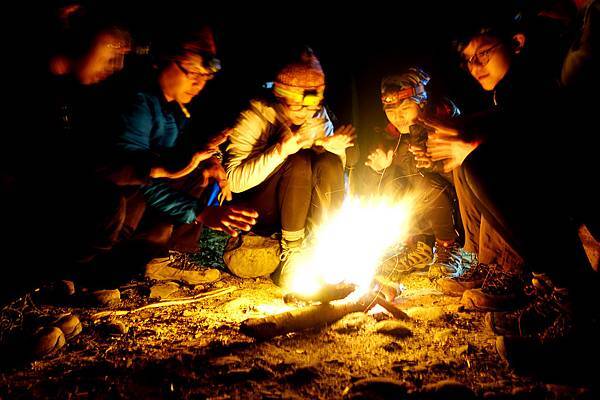 062夜幕來臨，大夥用完餐，聚在營火旁取暖，天南地北的瞎扯。映著火光，構成了此行最美的一幅畫.JPG