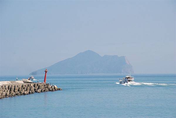 賞鯨船 介紹龜山島的廣播由船上傳遍整個港口