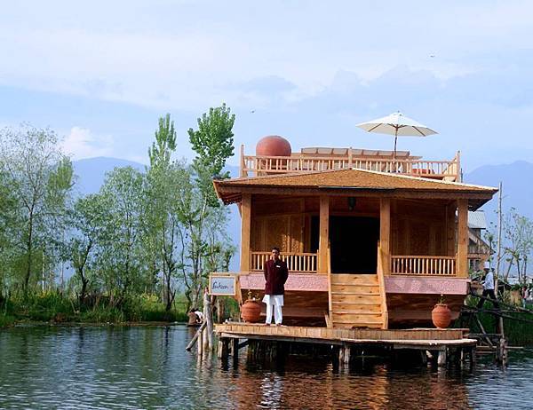 Kashmir(Dal Lake Sukoon Houseboat).jpg