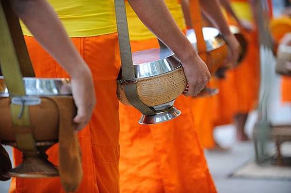 LUANG PRABANG(MORNING MONK PROCESSION.jpg