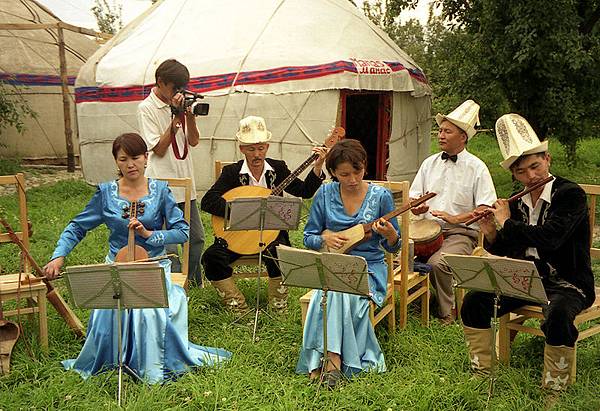 Kyrgyz_Musicians_in_Karakol.jpg