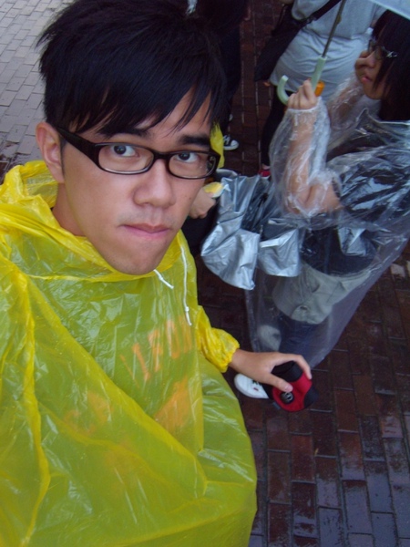 2009.08.12 穿雨衣等待入場