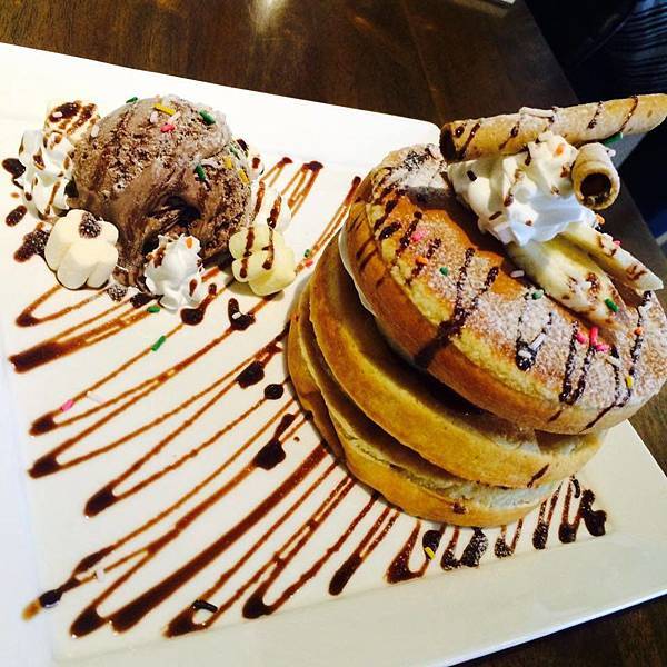 香蕉巧克力鬆餅塔.jpg 香蕉巧克力鬆餅塔.jpg