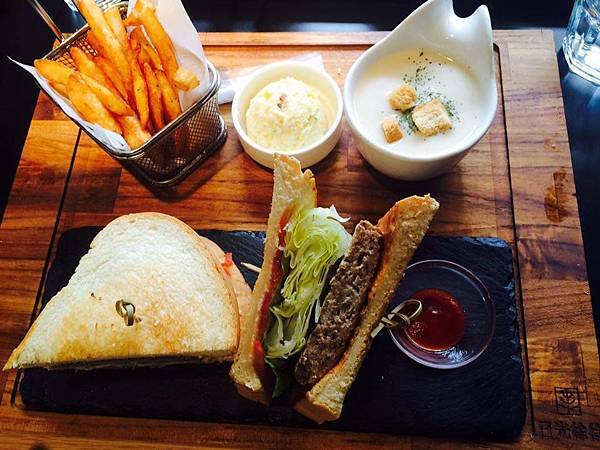 手工漢堡排三明治.jpg 手工漢堡排三明治.jpg