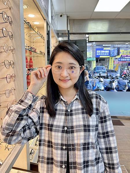 《士林配眼鏡推薦》平價 x 快速 x 無推銷壓力-民視眼鏡