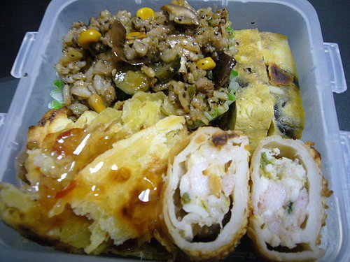 2007_12_14炒飯+三色蛋+烙餅配甜雞醬+炸蝦捲.jpg