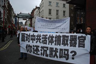 2011-11-6-minghui-london-parade-04--ss.jpg