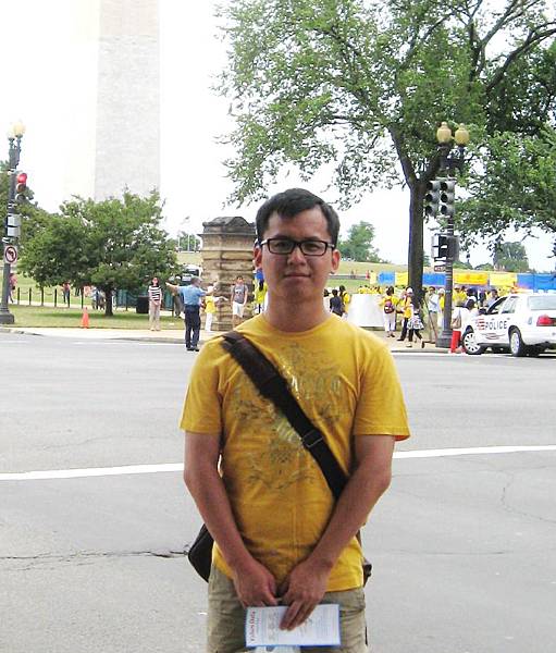 2012-7-14-cmh-dc-rally-jiang-supporter