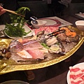 海龍王鍋的海鮮船,很大一艘