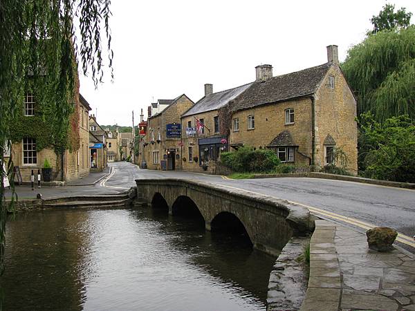 一睇呢張相, 小叮嚀就已經知道呢個地方名嘅由來吧 .. Bourton-on-the-water