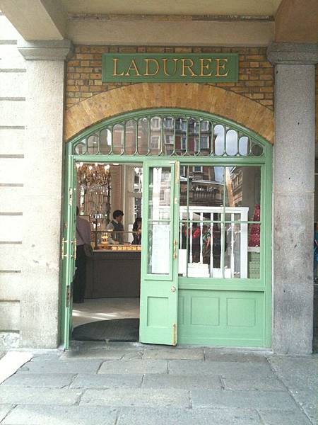 估唔到英國都有 Laudree 甜品店, 不過小叮嚀無再喺呢到食嗱 !