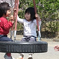 公園--玩耍中～明明就是短頭髮，硬是要學友達撥一下 