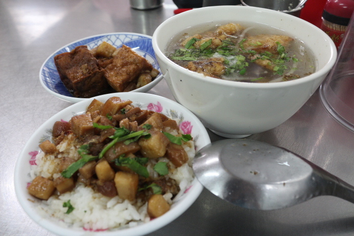 台南東區-紅燒花枝羹後甲分店 新鮮又香酥的口感 台南東區-紅燒花枝羹後甲分店 新鮮又香酥的口感