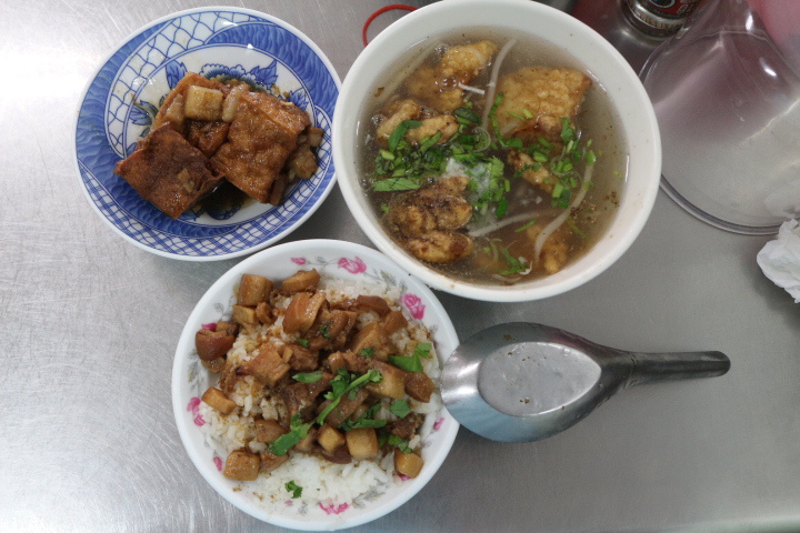 台南東區-紅燒花枝羹後甲分店 新鮮又香酥的口感 台南東區-紅燒花枝羹後甲分店 新鮮又香酥的口感