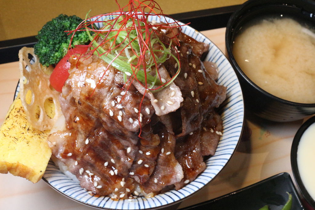 定食8 十五分鐘未出餐免費 火焰雪花牛丼火熱登場 定食8 十五分鐘未出餐免費 火焰雪花牛丼火熱登場