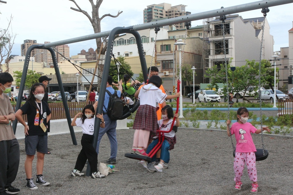 安平港濱歷史特色公園盪鞦韆.JPG