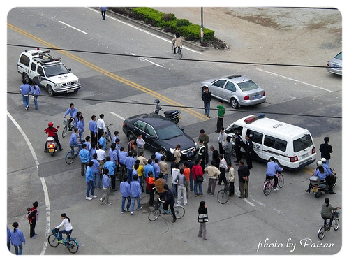 每次車禍總是會圍上這麼一大群人 ~