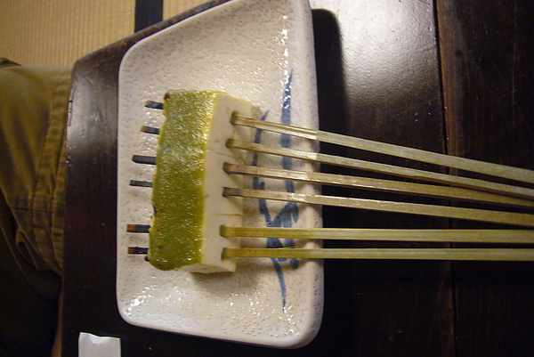 串抹茶味增烤豆腐