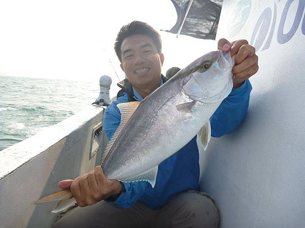 坐旗興號在高雄近海釣大魚