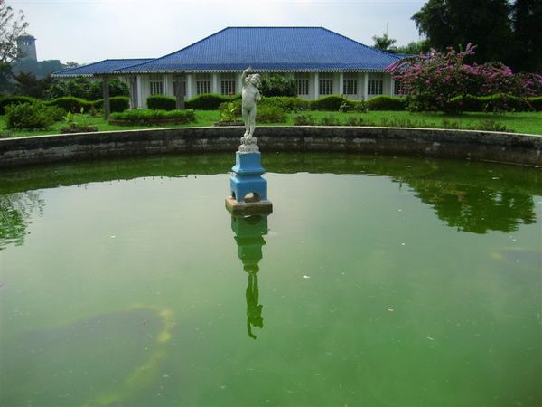 噴水池位於博物館旁