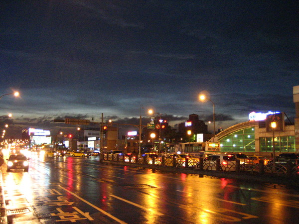 台北站前夜景