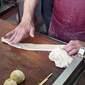 灌蛋餅的餅皮是老闆手工揉製而成，一甲子的功夫真是了得。