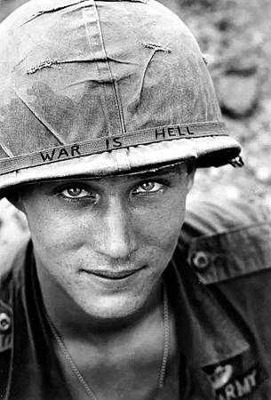 來自聖路易斯的拉里·韋恩·查芬參加越戰的照片，頭盔上寫著戰爭就是地獄