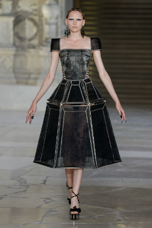 郭培的「L%5CArchitecture」訂製服也使用裙撐來展現哥德式建築的特色。（Photo Credit：Guo Pei）.jpg