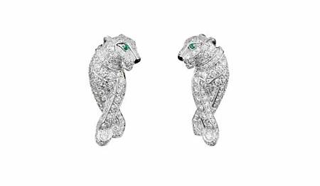 PANTHÈRE DE CARTIER美洲豹耳環，每隻鑲嵌117顆共重0.66克拉的圓形明亮式切割鑽石與祖母綠。.jpeg