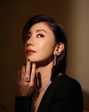 賈靜雯佩戴tiffany珠寶作品參加第59屆金馬獎