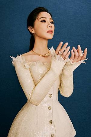 謝盈萱選戴Chaumet珠寶，約瑟芬皇后為名的Joséphine系列冠冕戒指展現自信雍容，麥穗或月桂葉造型珠寶都襯托她的多變氣質。