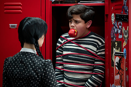 2022Netflix美劇《星期三》弟弟帕斯利被霸凌，嘴裡硬塞了一顆蘋果，被塞到置物櫃中。