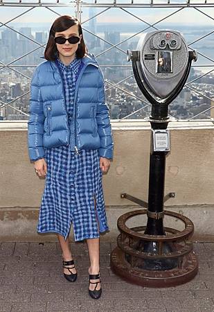 羽絨外套顯瘦穿搭：米莉芭比布朗全身同色系搭配Millie Bobby Brown lights the empire state building.jpg