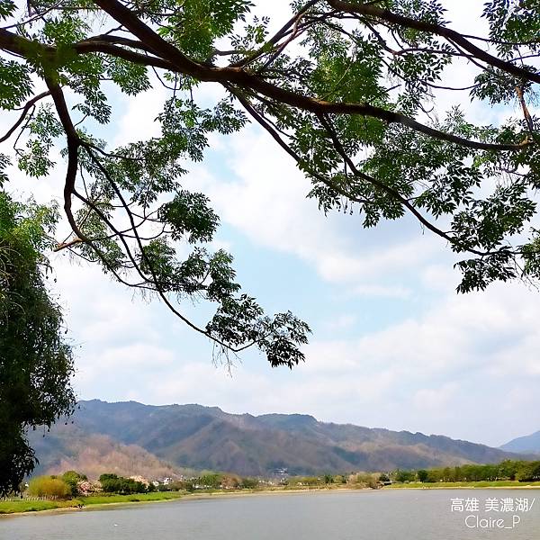 吃玩高雄〉遠山碧藍美濃湖，自在騎單車散步，豔陽斗笠石猴護，獅