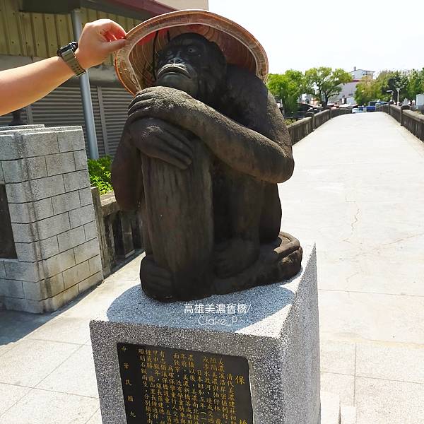 吃玩高雄〉遠山碧藍美濃湖，自在騎單車散步，豔陽斗笠石猴護，獅