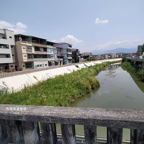 吃玩高雄〉遠山碧藍美濃湖，自在騎單車散步，豔陽斗笠石猴護，獅