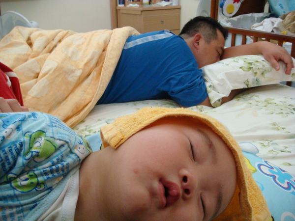 睡著的兩父子