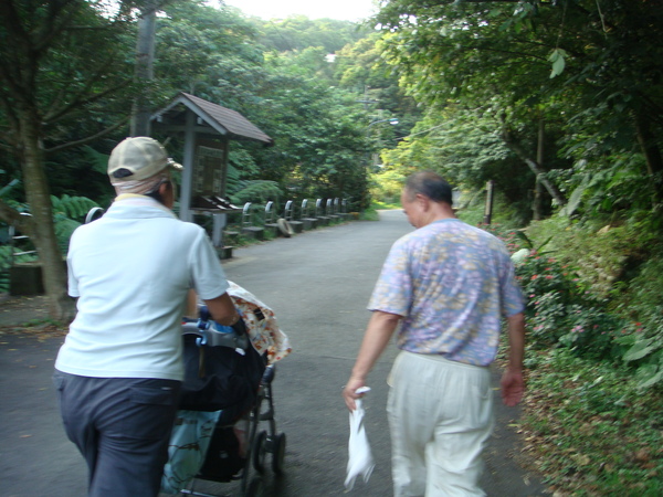 深怕他的寶貝孫被蚊子咬