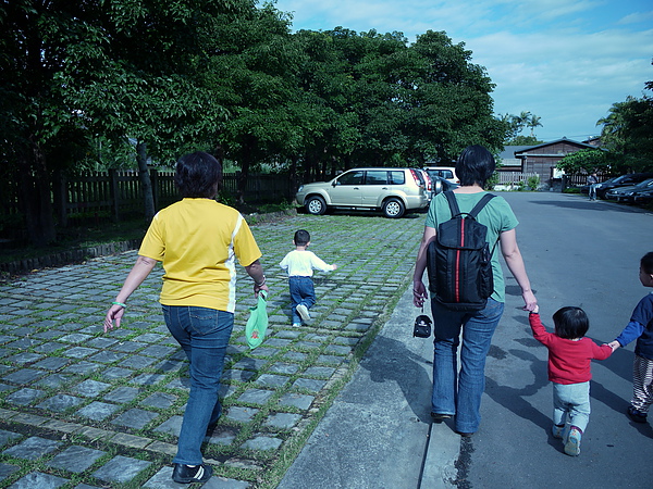 一下車就往前奔跑