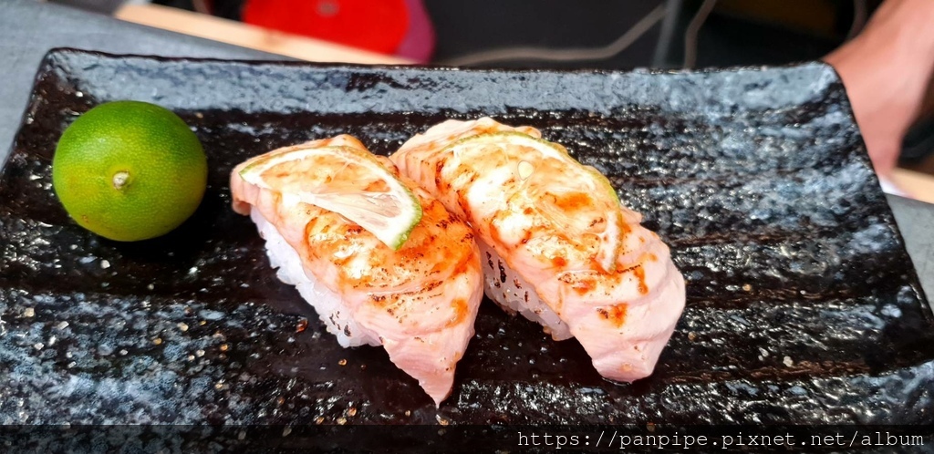 小醬壽司炙燒焦糖鮭魚壽司