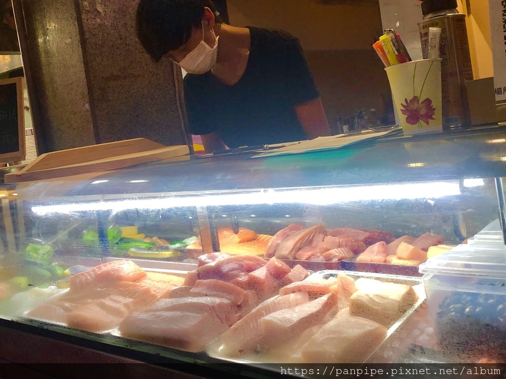 小醬壽司工作臺的冰櫃保存乾淨新鮮的生魚片食材