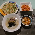 韓國同學為我們準備的晚餐 年糕湯是他們過年必吃的食物