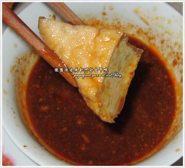 油豆腐沾豆腐乳醬 油豆腐沾豆腐乳醬